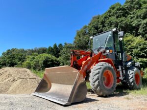 砂山の前に停まるホイールローダー