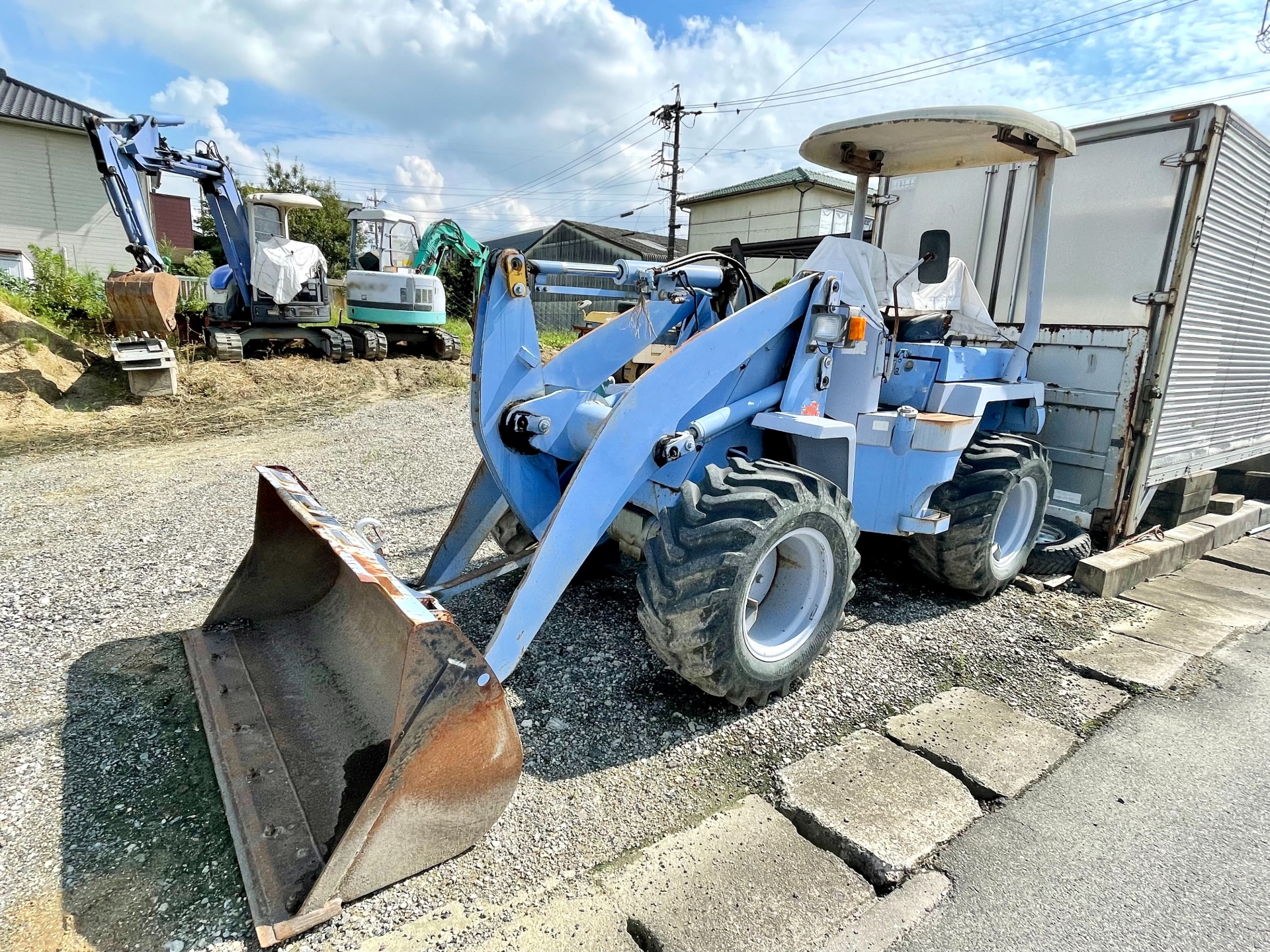 トラック・重機は廃車と売却どちらが得?手続きと費用の違い