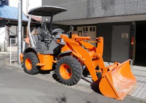 市街地の路上に置かれたホイールローダー
