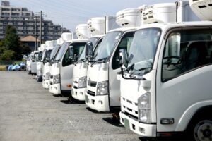 ヤードに並ぶ小型の冷凍車