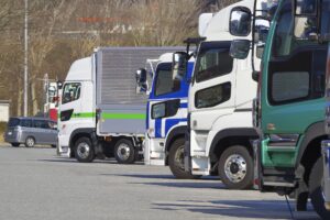 中古車両置き場に並ぶ大型トラック