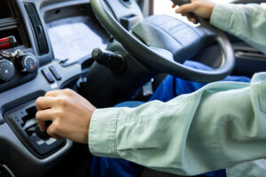 トラックの運転席で書類を確認する手元